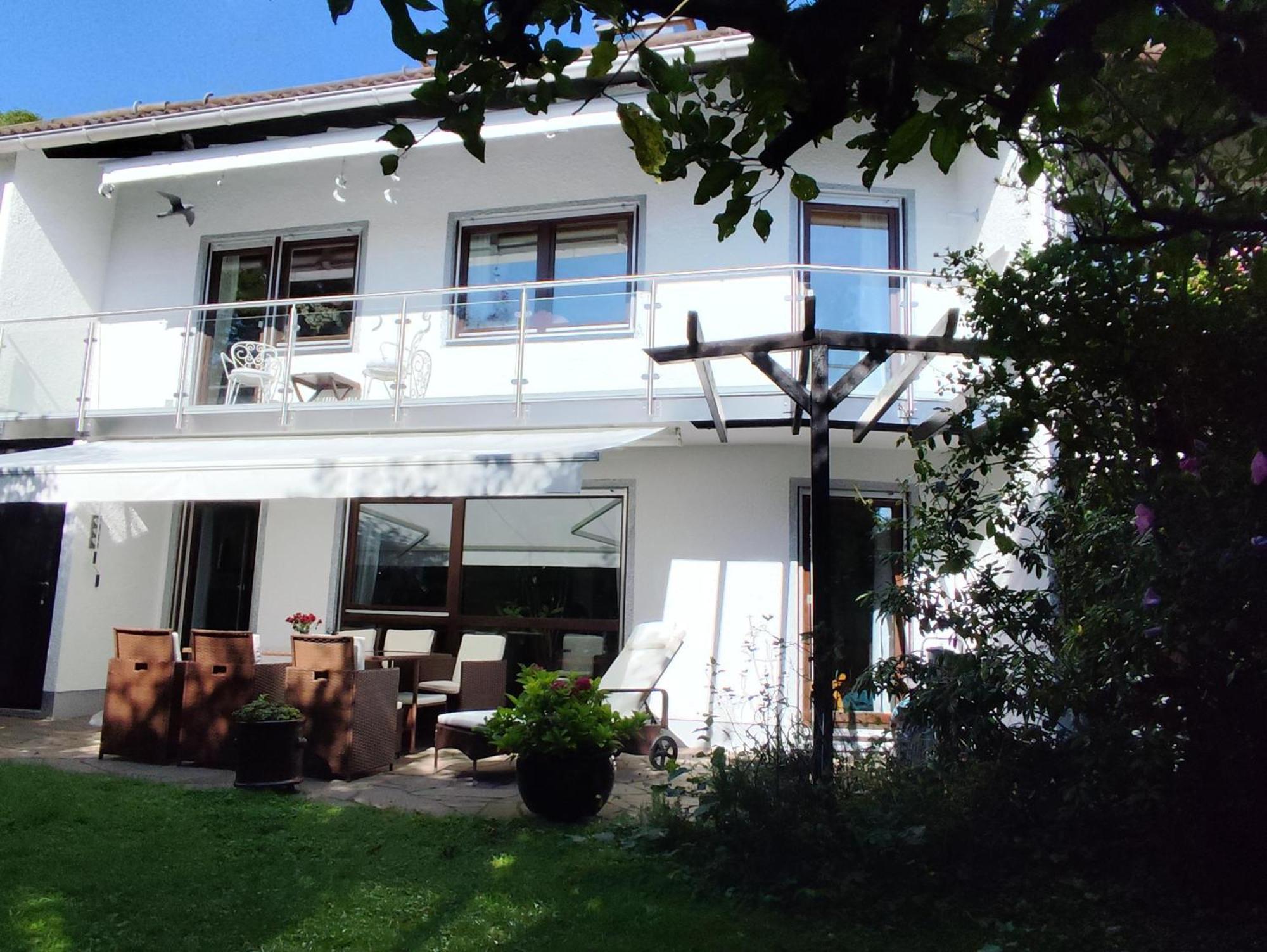 Elegant-Terraced-House-With-Bikes-Near-The-Lake-Children-At-Least-6-A-Old Starnberg Bagian luar foto